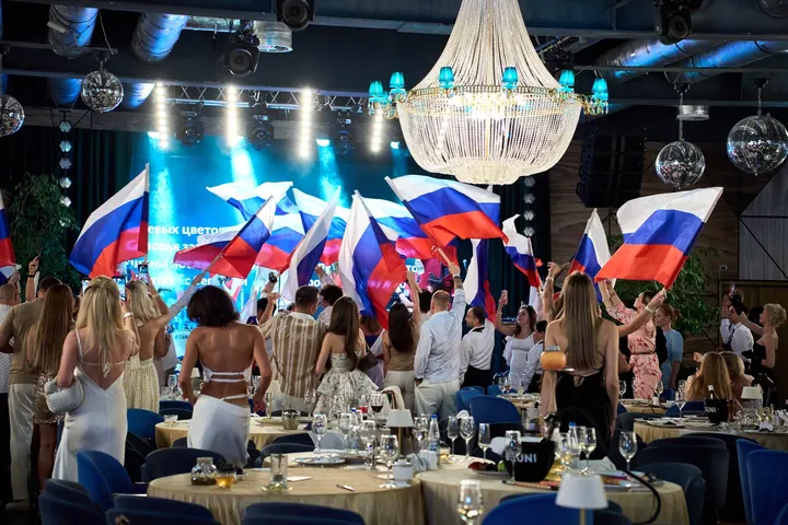 Зал с флагами во время шоу
